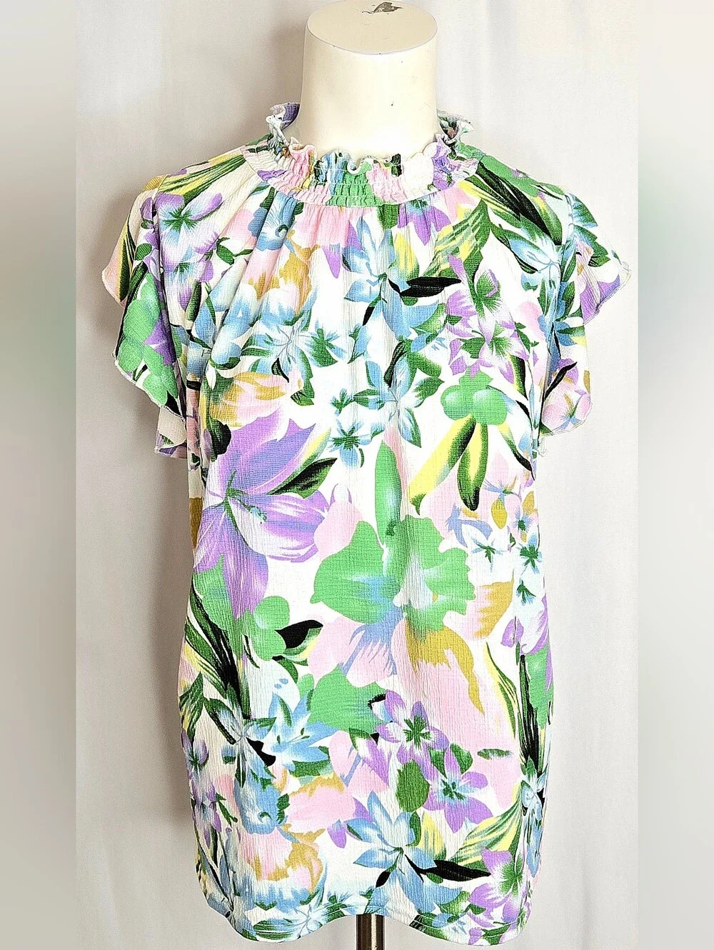 Melloday Watercolor Floral Flutter Sleeves Keyhole Blouse‎ M NWOT